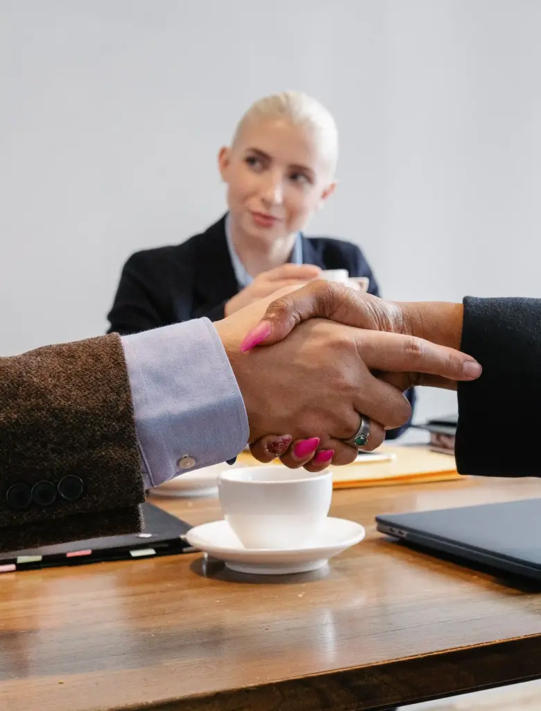Equipamiento para empresas, asesoría comercial y cierre de acuerdo con clientes corporativos